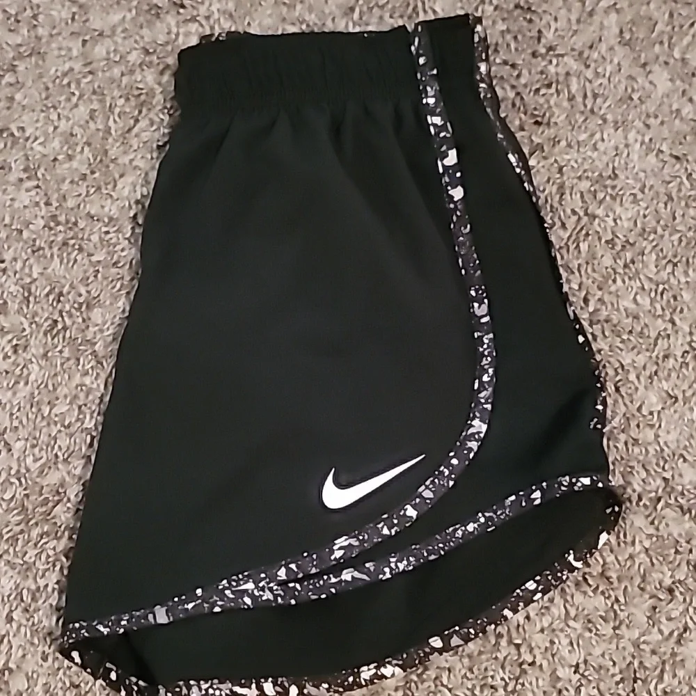 STUNNING NIKE TEMPO DRIFIT RUNNING SHORTS CURVED HEM WITH MESH - Picture 2 of 9